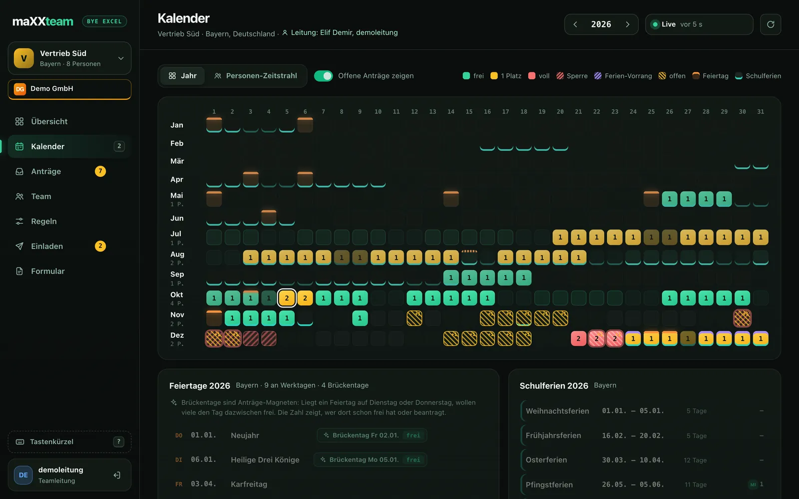 maXXteam dashboard: year calendar with school-holiday priority days marked purple in December